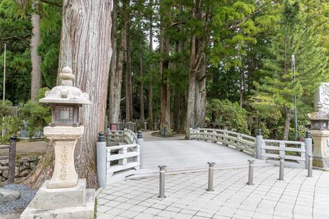 Walking to Okunoin